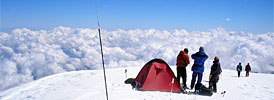 Палатка с радиостанцией и антенна на западной вершине Эльбруса
